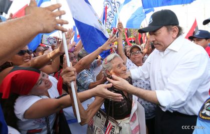Daniel y Rosario se funden en abrazo solidario con las Madres en Oración y Cantata por la Paz