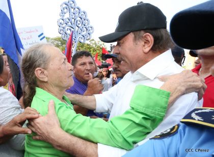 Daniel y Rosario se funden en abrazo solidario con las Madres en Oración y Cantata por la Paz