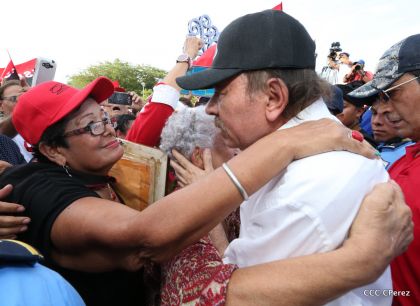 Daniel y Rosario se funden en abrazo solidario con las Madres en Oración y Cantata por la Paz