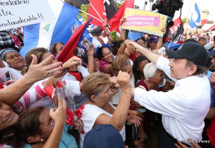 Daniel y Rosario se funden en abrazo solidario con las Madres en Oración y Cantata por la Paz