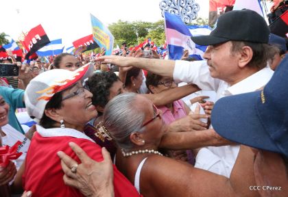 Daniel y Rosario se funden en abrazo solidario con las Madres en Oración y Cantata por la Paz