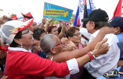 Daniel y Rosario se funden en abrazo solidario con las Madres en Oración y Cantata por la Paz
