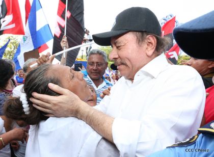Daniel y Rosario se funden en abrazo solidario con las Madres en Oración y Cantata por la Paz
