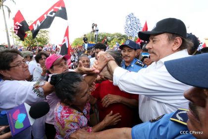Daniel y Rosario se funden en abrazo solidario con las Madres en Oración y Cantata por la Paz