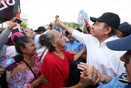 Daniel y Rosario se funden en abrazo solidario con las Madres en Oración y Cantata por la Paz