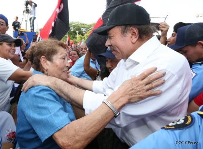 Daniel y Rosario se funden en abrazo solidario con las Madres en Oración y Cantata por la Paz
