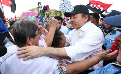 Daniel y Rosario se funden en abrazo solidario con las Madres en Oración y Cantata por la Paz