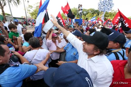 Daniel y Rosario se funden en abrazo solidario con las Madres en Oración y Cantata por la Paz