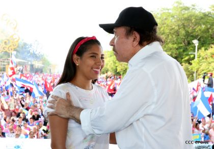 Daniel y Rosario se funden en abrazo solidario con las Madres en Oración y Cantata por la Paz