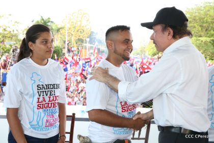 Daniel y Rosario se funden en abrazo solidario con las Madres en Oración y Cantata por la Paz