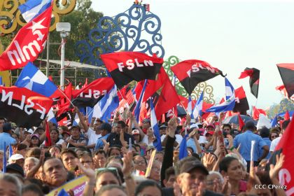 Daniel y Rosario se funden en abrazo solidario con las Madres en Oración y Cantata por la Paz