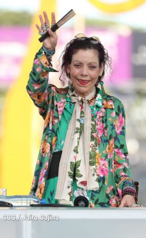 Daniel y Rosario se funden en abrazo solidario con las Madres en Oración y Cantata por la Paz