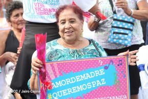 Daniel y Rosario se funden en abrazo solidario con las Madres en Oración y Cantata por la Paz