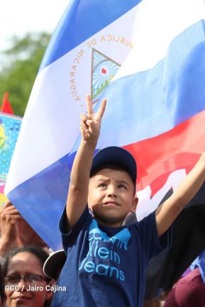 Daniel y Rosario se funden en abrazo solidario con las Madres en Oración y Cantata por la Paz