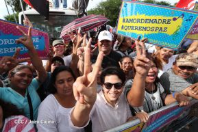 Daniel y Rosario se funden en abrazo solidario con las Madres en Oración y Cantata por la Paz