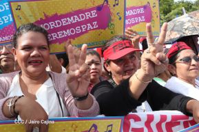 Daniel y Rosario se funden en abrazo solidario con las Madres en Oración y Cantata por la Paz