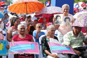 Daniel y Rosario se funden en abrazo solidario con las Madres en Oración y Cantata por la Paz