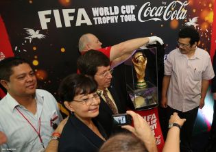 Trofeo de la Copa Mundial de la FIFA visita por primera vez Nicaragua