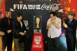 Trofeo de la Copa Mundial de la FIFA visita por primera vez Nicaragua