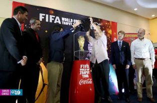 Trofeo de la Copa Mundial de la FIFA visita por primera vez Nicaragua