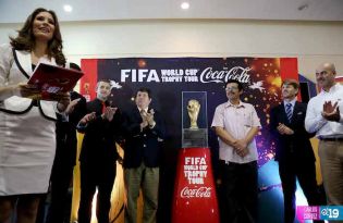 Trofeo de la Copa Mundial de la FIFA visita por primera vez Nicaragua