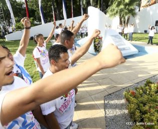 Pueblo coloca ofrendas florales en honor al Comandante Carlos Fonseca