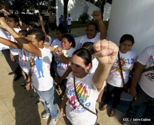 Pueblo coloca ofrendas florales en honor al Comandante Carlos Fonseca