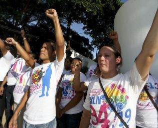 Pueblo coloca ofrendas florales en honor al Comandante Carlos Fonseca