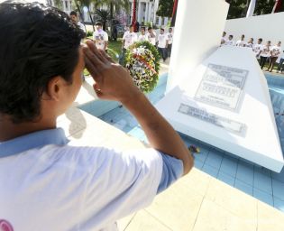 Pueblo coloca ofrendas florales en honor al Comandante Carlos Fonseca