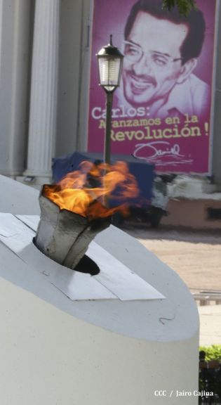 Pueblo coloca ofrendas florales en honor al Comandante Carlos Fonseca