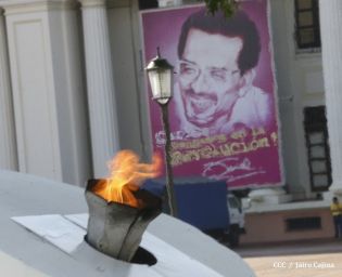 Pueblo coloca ofrendas florales en honor al Comandante Carlos Fonseca