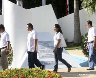 Pueblo coloca ofrendas florales en honor al Comandante Carlos Fonseca