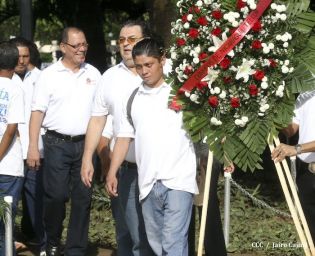 Pueblo coloca ofrendas florales en honor al Comandante Carlos Fonseca