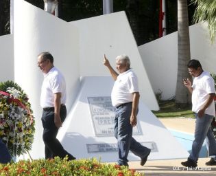 Pueblo coloca ofrendas florales en honor al Comandante Carlos Fonseca