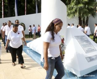 Pueblo coloca ofrendas florales en honor al Comandante Carlos Fonseca