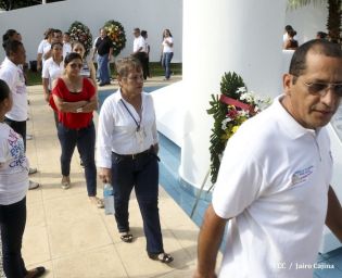Pueblo coloca ofrendas florales en honor al Comandante Carlos Fonseca