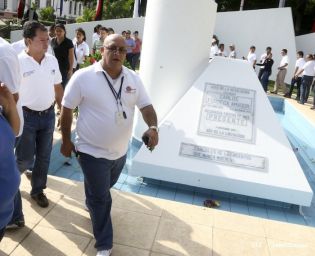 Pueblo coloca ofrendas florales en honor al Comandante Carlos Fonseca