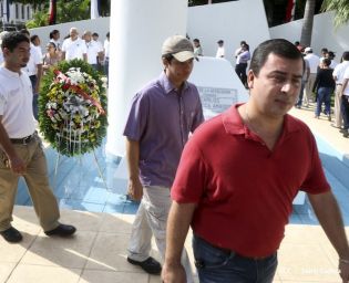 Pueblo coloca ofrendas florales en honor al Comandante Carlos Fonseca