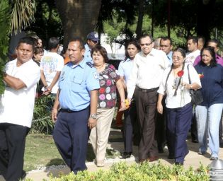 Pueblo coloca ofrendas florales en honor al Comandante Carlos Fonseca