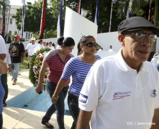 Pueblo coloca ofrendas florales en honor al Comandante Carlos Fonseca