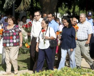 Pueblo coloca ofrendas florales en honor al Comandante Carlos Fonseca