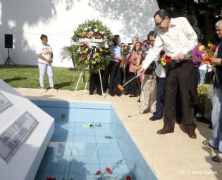 Pueblo coloca ofrendas florales en honor al Comandante Carlos Fonseca