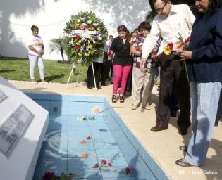 Pueblo coloca ofrendas florales en honor al Comandante Carlos Fonseca