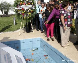 Pueblo coloca ofrendas florales en honor al Comandante Carlos Fonseca