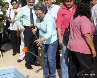 Pueblo coloca ofrendas florales en honor al Comandante Carlos Fonseca