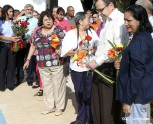 Pueblo coloca ofrendas florales en honor al Comandante Carlos Fonseca