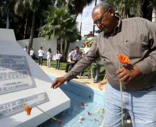 Pueblo coloca ofrendas florales en honor al Comandante Carlos Fonseca