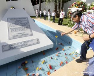 Pueblo coloca ofrendas florales en honor al Comandante Carlos Fonseca