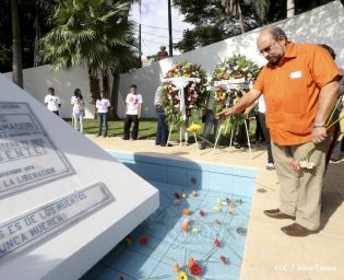 Pueblo coloca ofrendas florales en honor al Comandante Carlos Fonseca