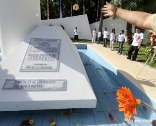 Pueblo coloca ofrendas florales en honor al Comandante Carlos Fonseca